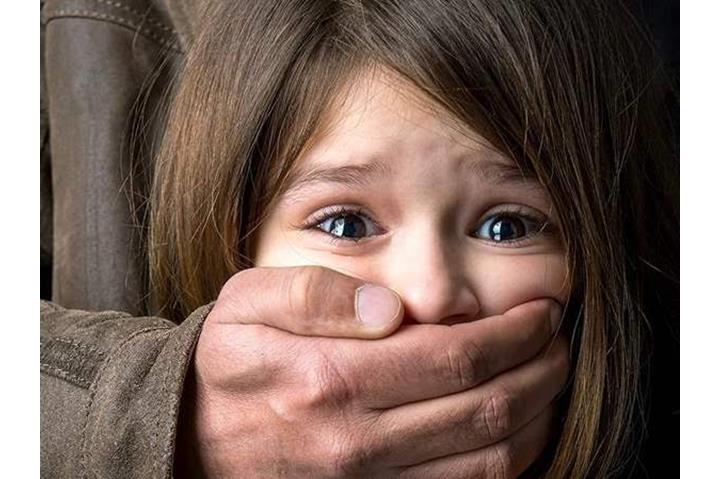 ابنتي لم تبكي على وفاة والدها القاسي وتعرب عن ارتياحها لوفاته. ما هو الحل؟