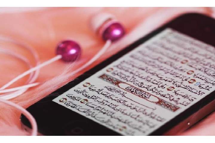 حكم قراءة القرآن من الهاتف للحائض وغير المتوضئ