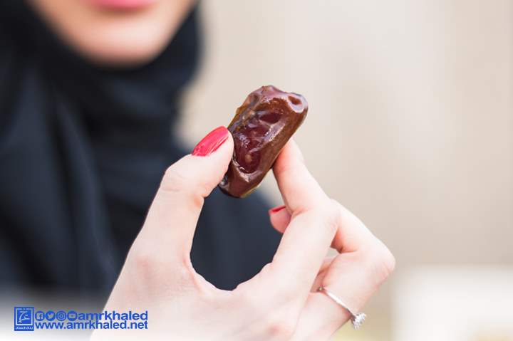 تأخرت في إتمام صيامها عدة سنوات ولا تستطيع إطعامها