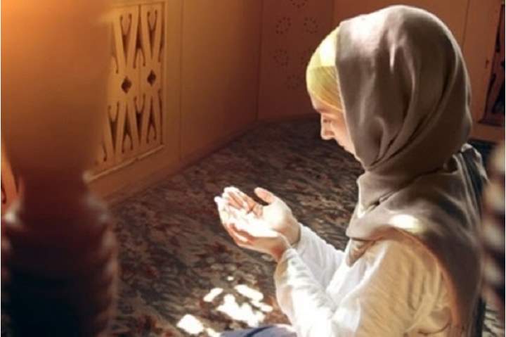 ما حكم صلاة المرأة وهي ترتدي البنطلون؟